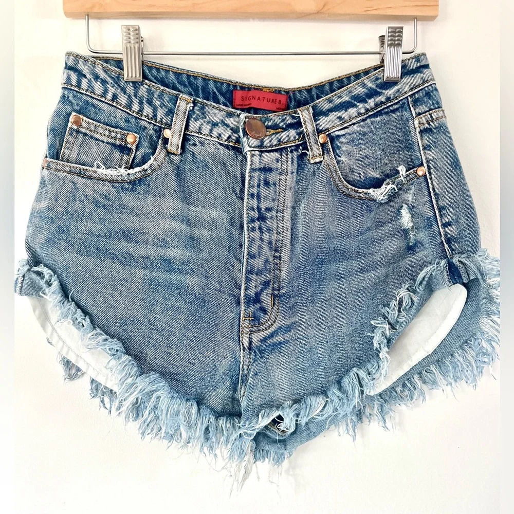 Signature8 Distressed Frayed Cut Off High-Rise Button Fly Jean Shorts Sz Medium